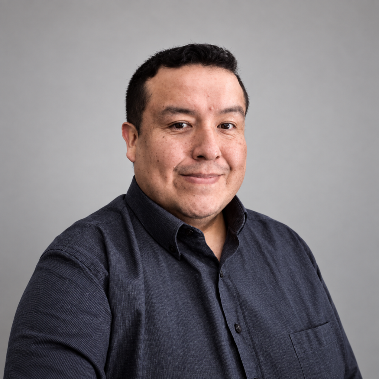 Retrato de Reynaldo Muñoz con camisa oscura y fondo neutro